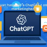 ChatGPT használata online marketingben laptopon, marketing ikonokkal körülvéve